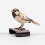 Pájaro realizado en marfil tallado y policromado. Siglo XX. Apoya sobre base de madera. Buen