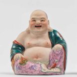 Buda Figura realizada en porcelana china Familia Rosa y biscuit. Trabajo Chino, Siglo XX. Marca en