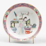 Plato circular en porcelana china Familia Rosa. Siglo XIX. El reverso decorado con motivos