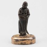 Inmortal Figura china realizada en bronce época Ming. Trabajo Chino Finales del Siglo XVII.