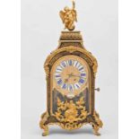 Importante Reloj Cartel estilo Luís XIV. Trabajo Francés, h.1810 -1830. Marquetería metálica en