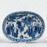 Bandeja ovalada en porcelana China. Trabajo Chino, Siglo XIX. Decorada en azul sobre fondo blanco