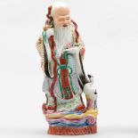 Anciano con grulla Figura en porcelana china. Trabajo Chino, Siglo XX. Marca en la base. Buen
