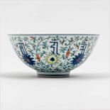 Cuenco en porcelana China con decoración Doucai. Trabajo Chino, Finales del Siglo XIX  Principios