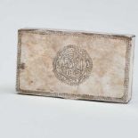 Caja rectangular en plata. Trabajo árabe, Finales del Siglo XIX. La tapa presenta medallón inciso