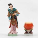 Mujer Músico Conjunto de figura t tambor en porcelana esmaltada. Trabajo Chino, Siglo XX. Marcas