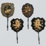 Conjunto de cuatro abanicos de pantalla Chinos en papel maché, lacados en negro y pintados en dorado