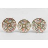 Conjunto de tres platos en porcelana china de cantón. Trabajo Chino, Siglo XIX Decorados con escenas