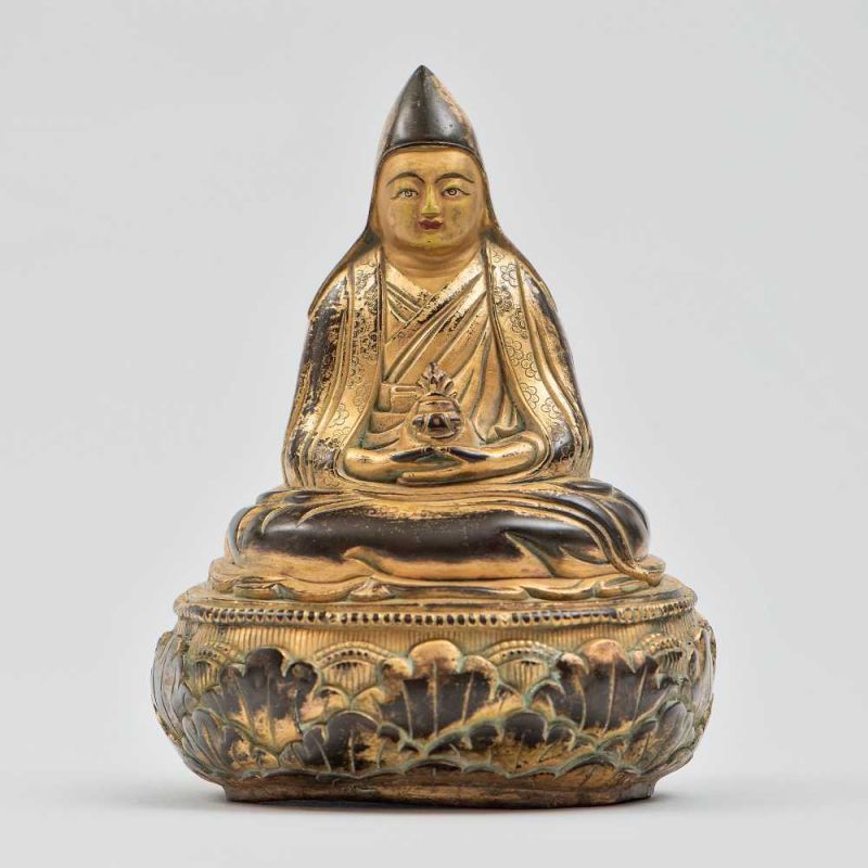Buda Tibetano realizado en bronce dorado. Trabajo Chino, Siglo XIX. Se presentan en actitud