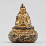 Buda Tibetano realizado en bronce dorado. Trabajo Chino, Siglo XIX. Se presentan en actitud