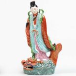 Inmortal sobre Dragón Figura en porcelana china. Trabajo Chino, Siglo XX. Buen estado de