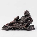 Buda con Dragón Figura en madera tallada. Trabajo Chino, Siglo XX. Apoya sobre peana de madera