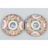 Pareja de platos polilobulados en porcelana. Trabajo Japonés, Siglo XIX. Decorados por los dos