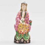 Guanyin Figura en porcelana china Familia Rosa. Trabajo Chino, Siglo XIX Buen estado de