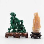 Conjunto de dos figuras realizadas en ágata y malaquita. Trabajo Chino, Siglo XX. Buen estado de