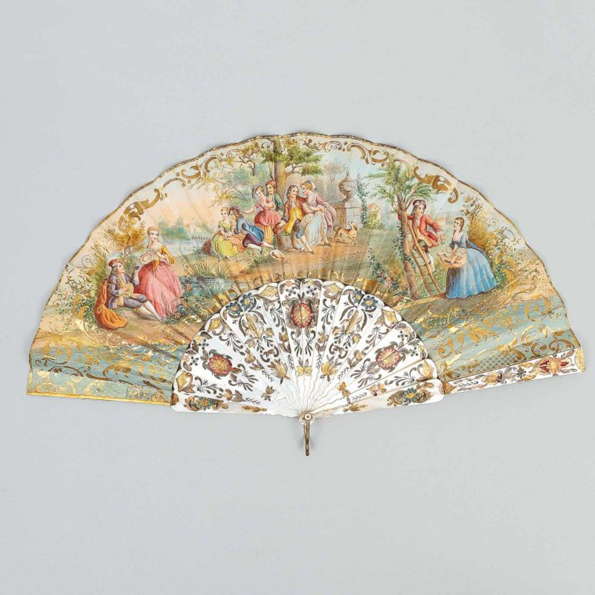 Abanico con varillaje en nácar y país pintado a mano con escena de galanteo. Siglo XIX. 27 x 52 cms.