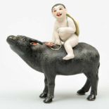 "Niño montado sobre buey" Figura en porcelana China. Trabajo Chino, Siglo XX Buen estado de