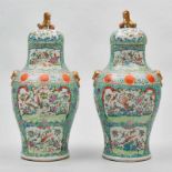 Pareja de jarrones en porcelana China de Cantón. Trabajo Chino, Siglo XIX. Presenta decoración de