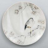 Plato en porcelana China. Trabajo Chino, Siglo XX. Presenta decoración de halcón con cría. Escena