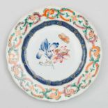 Plato polilobulado en porcelana China. Trabajo Chino, Siglo XX. Presenta decoración floral y de