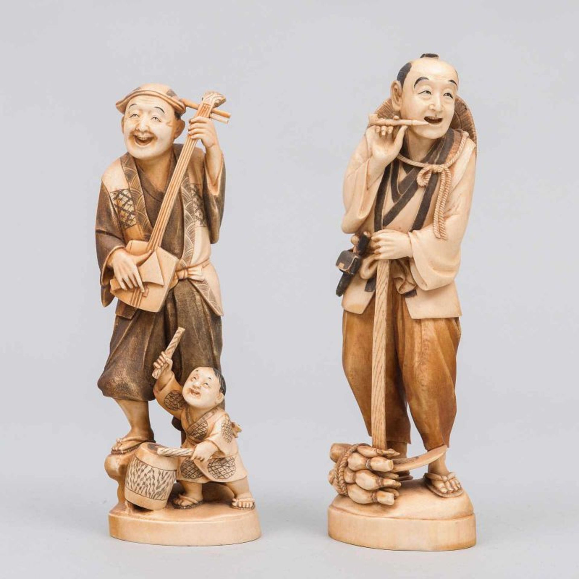 Campesino y Campesina Conjunto de dos figuras japonesas periodo Meijí en marfil tallado. Trabajo