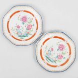 Pareja de platos poligonales en porcelana de compañía de Indias. Siglo XVIII. Decorados con