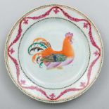 Plato circular en porcelana de compañía de indias. Siglo XVIII. Presenta decoración de gallina en la