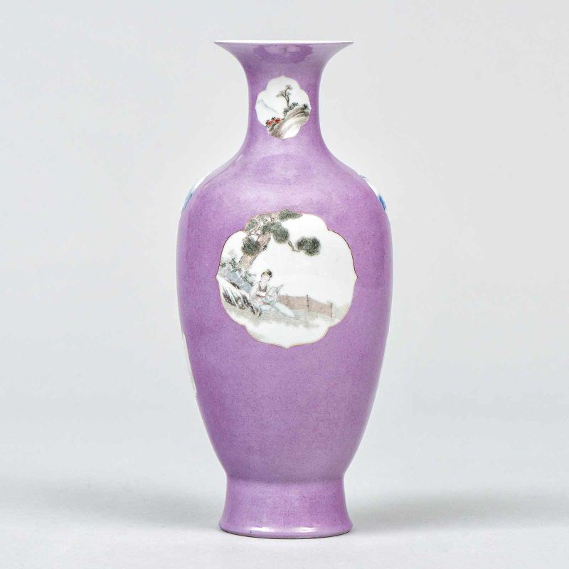 Jarrón en porcelana China color púrpura. Trabajo Chino, Siglo XX. Decorado con diversas escenas de