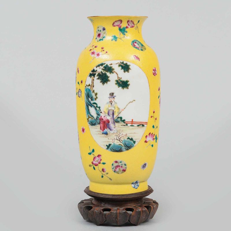 Jarrón en porcelana China color amarillo. Trabajo Chino, Principios del Siglo XX. Presenta