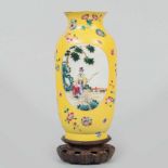 Jarrón en porcelana China color amarillo. Trabajo Chino, Principios del Siglo XX. Presenta