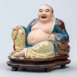 Buda de la Felicidad Figura en porcelana china. Trabajo Chino, Siglo XX. Marca en la base. Apoya