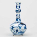 Jarrón Chino en porcelana azul y blanca. Trabajo Chino, S. XIX -XX Presenta cuerpo ovoide decorada