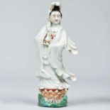 Guanyín sobre flor de loto Figura en porcelana china. Trabajo Chino, Siglo XX Marca en la base.