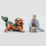 Bailarín con Dragón Conjunto de dos figuras en porcelana China. Trabajo Chino, Siglo XX. Presentan