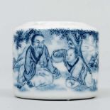 Bote en porcelana China. Trabajo Chino, Siglo XX. Presenta decoración de escena tomando el té. Marca