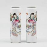 Pareja de floreros en porcelana China. Trabajo Chino, Siglo XX. Presenta decoración de damas con