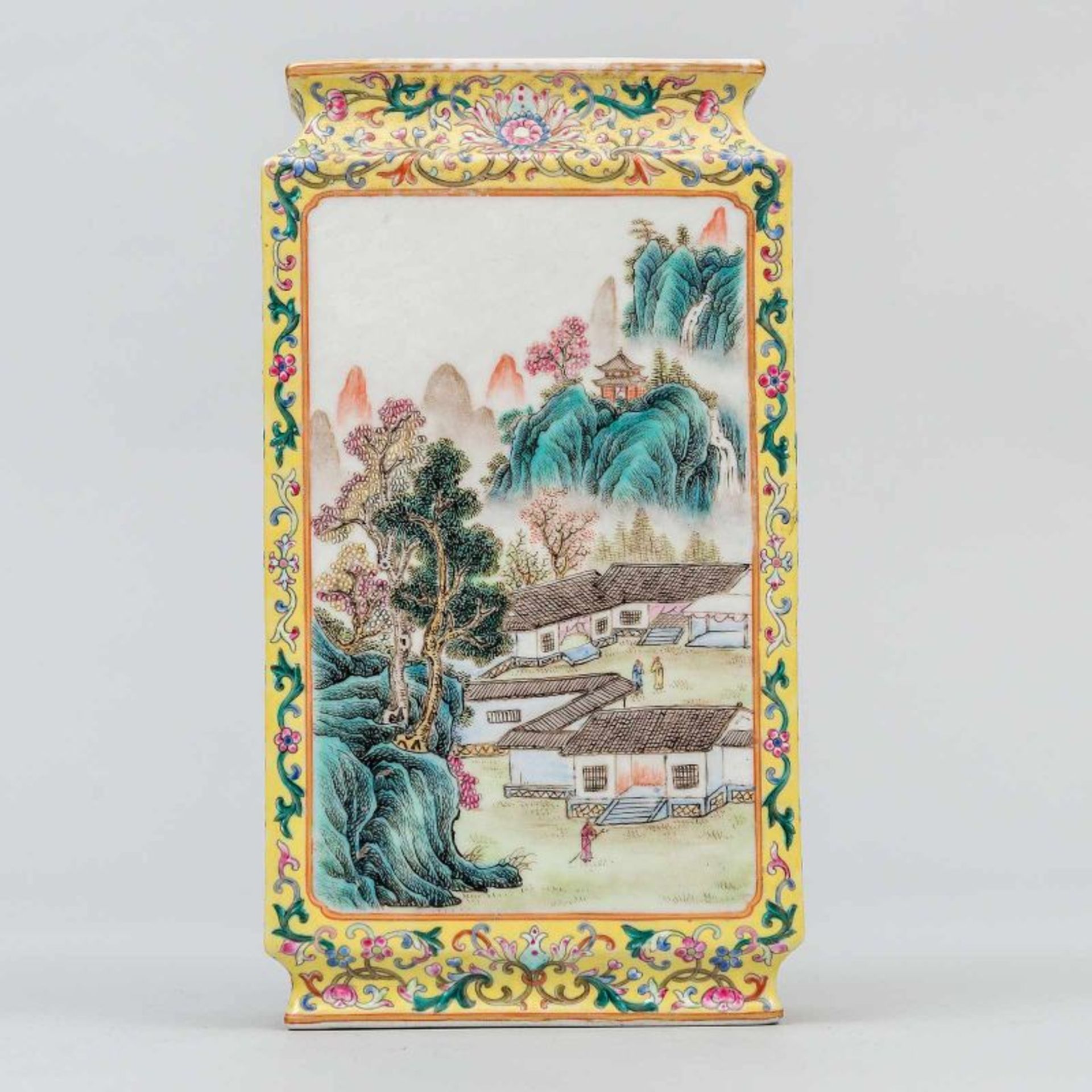 Jarrón rectangular en porcelana China familia amarilla. Trabajo Chino, Finales del Siglo XIX 