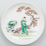 Plato en porcelana China. Trabajo Chino, Siglo XX. Presenta decoración de Dama en el jardín. Buen