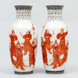 Pareja de jarrones en porcelana China. Trabajo Chino, Siglo XX. Decorados con escenas de guerreros e