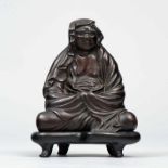 Buda con túnica Figura escultórica realizada en bronce. Trabajo Chino, Siglo XIX. Apoya sobre