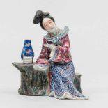 Dama leyendo en el Jardín Figura en porcelana China. Trabajo Chino, Siglo XIX. Buen estado de