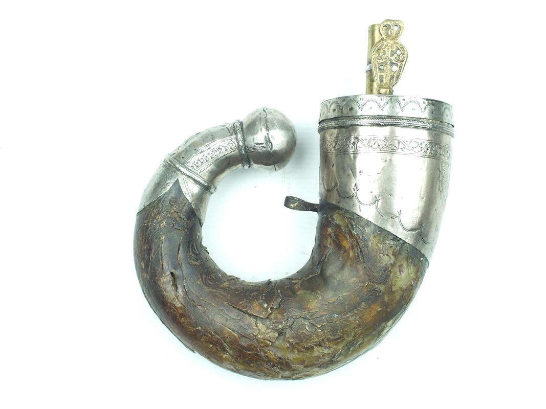 A Late 16th Century white metal mounted Mogul Powder Horn, the upper mount engraved with a scalloped - Image 2 of 9