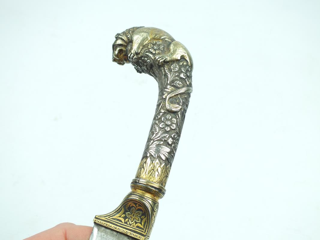 A fine Indian kard with embossed lion's head pommel, 23cm T-section damascus blade with gold - Image 6 of 11