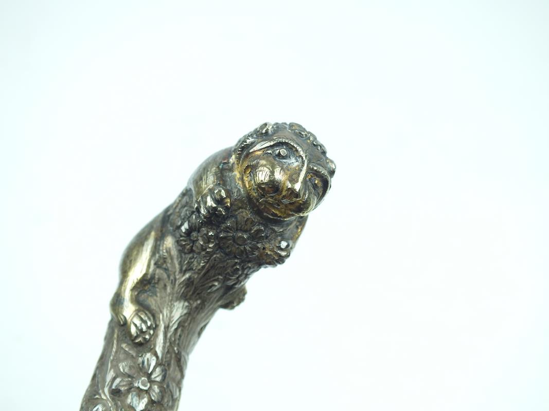 A fine Indian kard with embossed lion's head pommel, 23cm T-section damascus blade with gold - Image 2 of 11