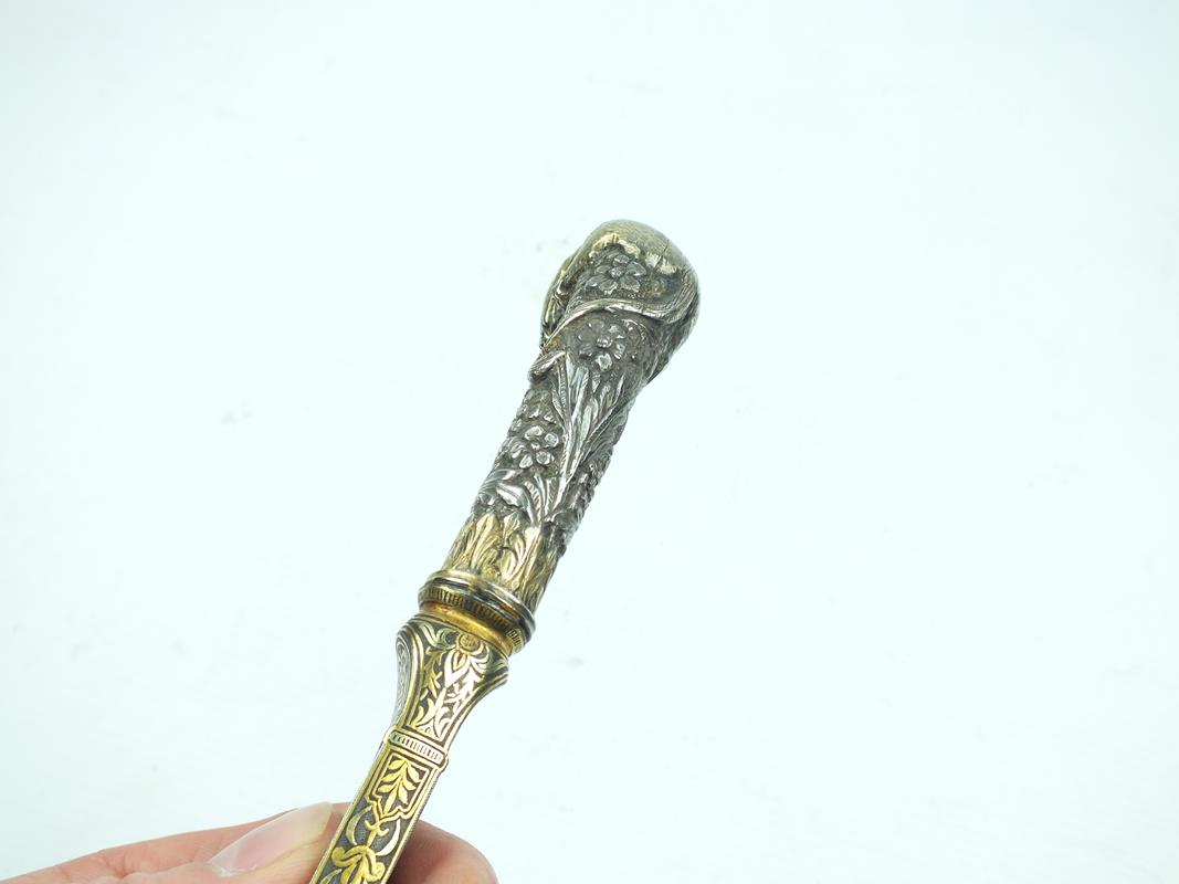 A fine Indian kard with embossed lion's head pommel, 23cm T-section damascus blade with gold - Image 7 of 11