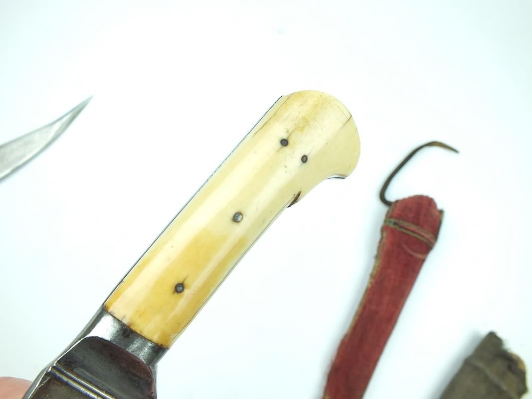 A 19th Century Indo-Persian Pesh-Kabz, 19.5cm recurved T-section blade with swollen armour - Image 7 of 9