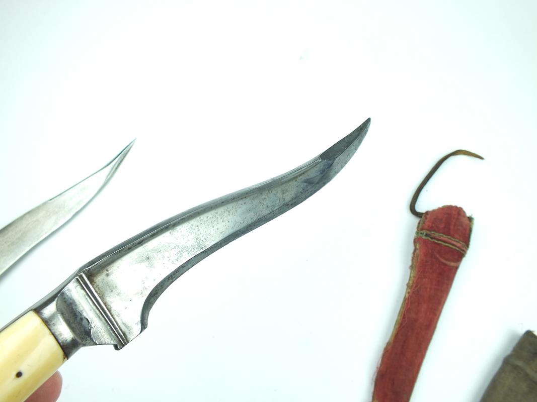 A 19th Century Indo-Persian Pesh-Kabz, 19.5cm recurved T-section blade with swollen armour - Image 8 of 9