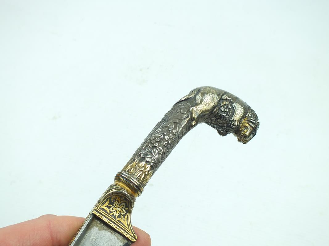 A fine Indian kard with embossed lion's head pommel, 23cm T-section damascus blade with gold - Image 8 of 11