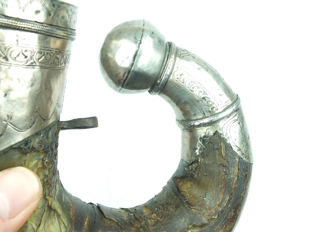 A Late 16th Century white metal mounted Mogul Powder Horn, the upper mount engraved with a scalloped - Image 7 of 9