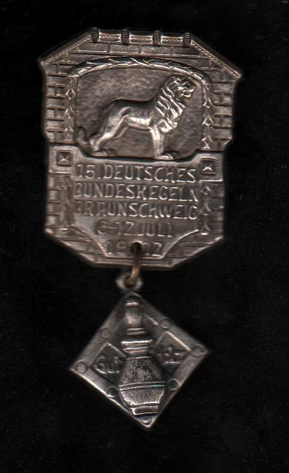 # Braunschweig. Abzeichen aus Metall zum 15. Deutschen Bundeskegeln in Braunschweig 1912. Größe: - Image 4 of 4